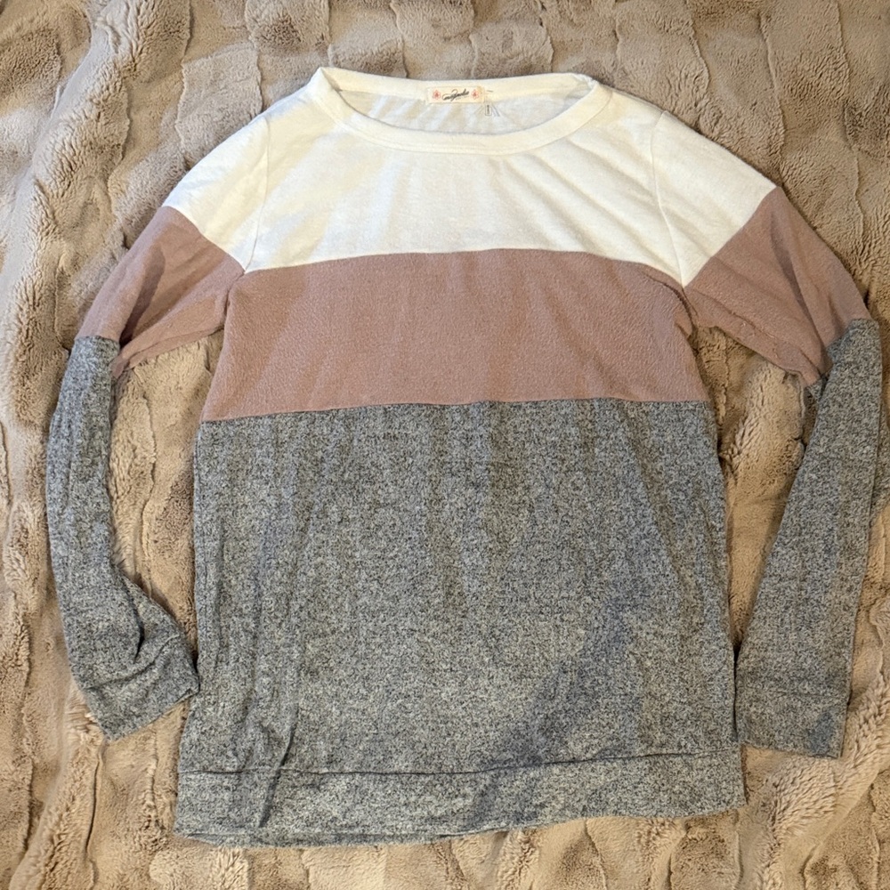 Chic Colorblock Sweatshirt in White, Mauve, and Gray